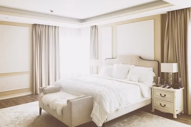 Phòng ngủ đơn giản và thoáng đãng.