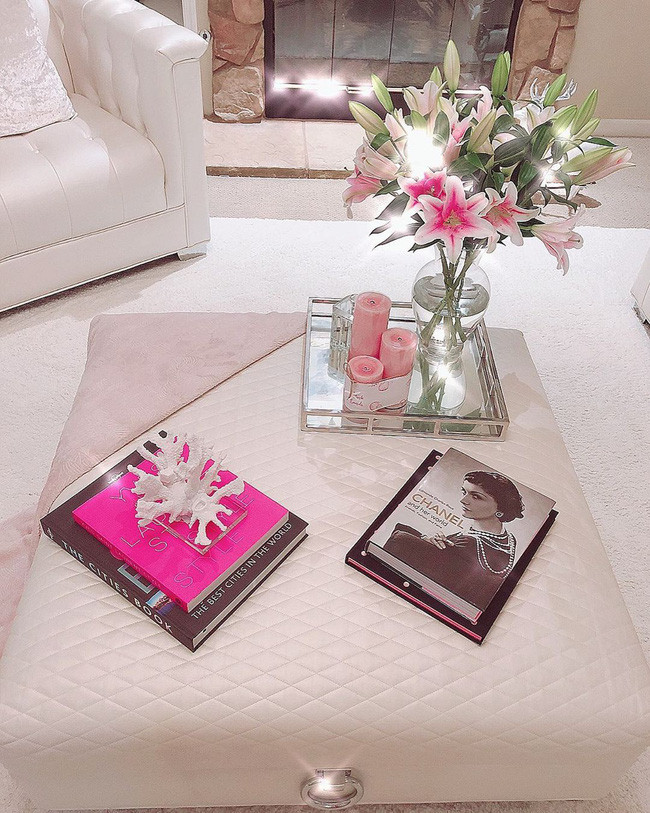 Phòng khách cũng là không gian thường xuyên được Phạm Hương thay đổi cách trang trí.