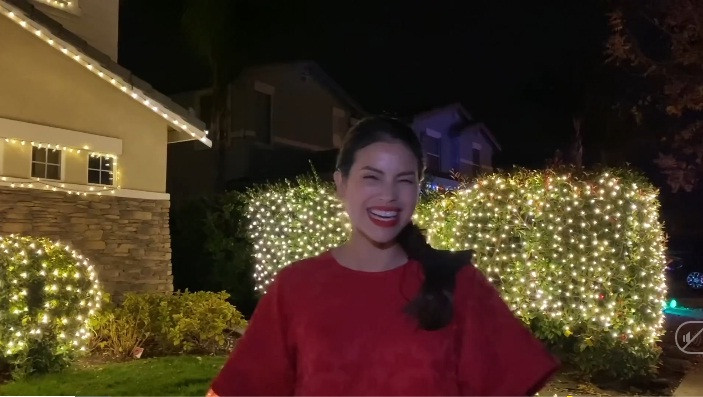 Phía ngoài biệt thự, Phạm Hương trang trí nhiều đèn led rực sáng.