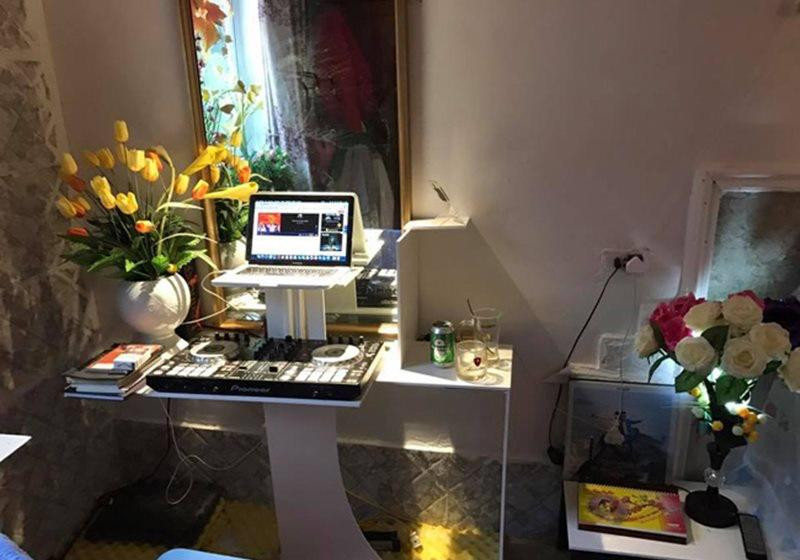 Dù vậy, Hiệp Gà vẫn để cho mình 1 góc nhỏ thư giãn trong phòng ngủ. Ảnh: Giadinhnet.