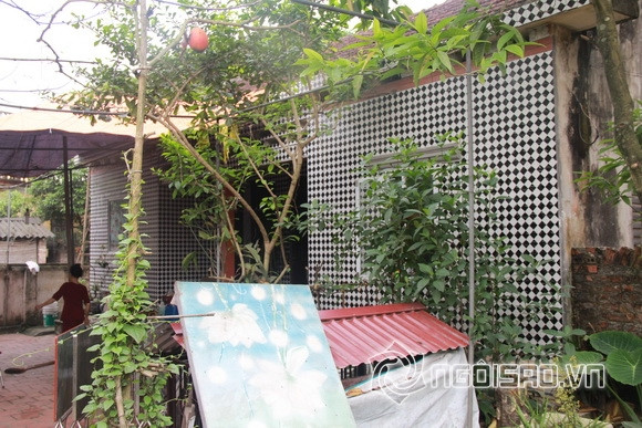 Mái nhà lợp ngói rêu phong, mặt tiền lát gạch men tông đen trắng khá bắt mắt. Ảnh: Ngoisao.