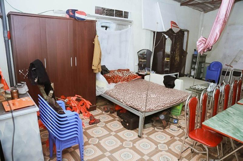 Giường ngủ đơn sơ như nhiều căn nhà ở quê khác. Ảnh: Ngoisao.