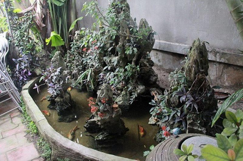 Trước nhà có một hòn non bộ tô điểm. Ảnh: Giadinhnet.