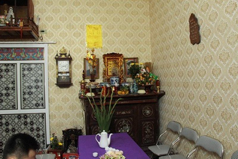 Phòng khách là nơi đặt ban thờ gia tiên và tiếp đón bạn bè. Ảnh: Ngoisao.