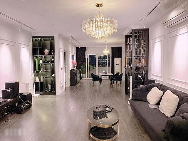 Mới đây, nam ca sĩ đã lên ý tưởng và cùng những người bạn thiết kế, sửa sang lại một chút cho căn hộ của mình.