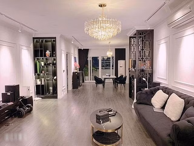 Mới đây, nam ca sĩ đã lên ý tưởng và cùng những người bạn thiết kế, sửa sang lại một chút cho căn hộ của mình.