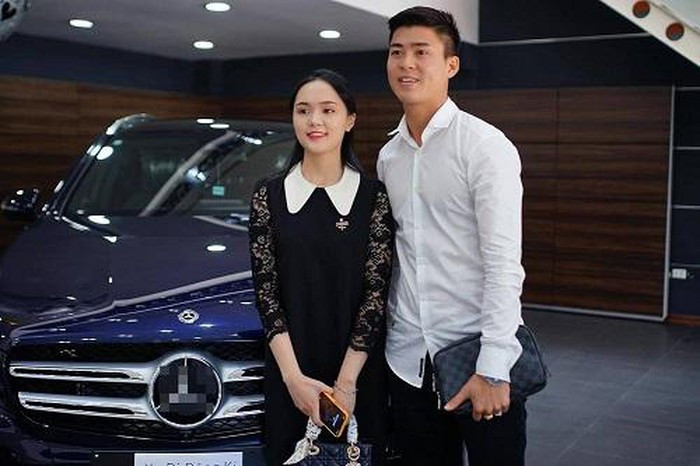 Tháng 10 vừa qua, Quỳnh Anh - bạn gái hậu vệ Duy Mạnh cũng tự tậu xe hơi Mercedes-Benz GLC 300 tiền tỷ khiến ai nấy xuýt xoa.
