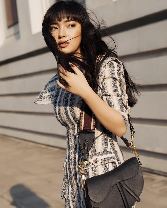 Chỉ mới 22 tuổi nhưng Châu Bùi đã trở thành một biểu tượng thời trang của giới trẻ.