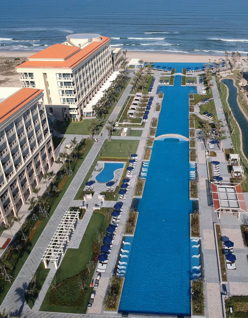 Sheraton Grand Danang Hotel Resort bao gồm 2 khu khách sạn cao 6 tầng. Khu thứ nhất gồm 130 phòng nghỉ và phòng suite, với căn phòng đại sứ sang trọng. Ảnh: Zing.