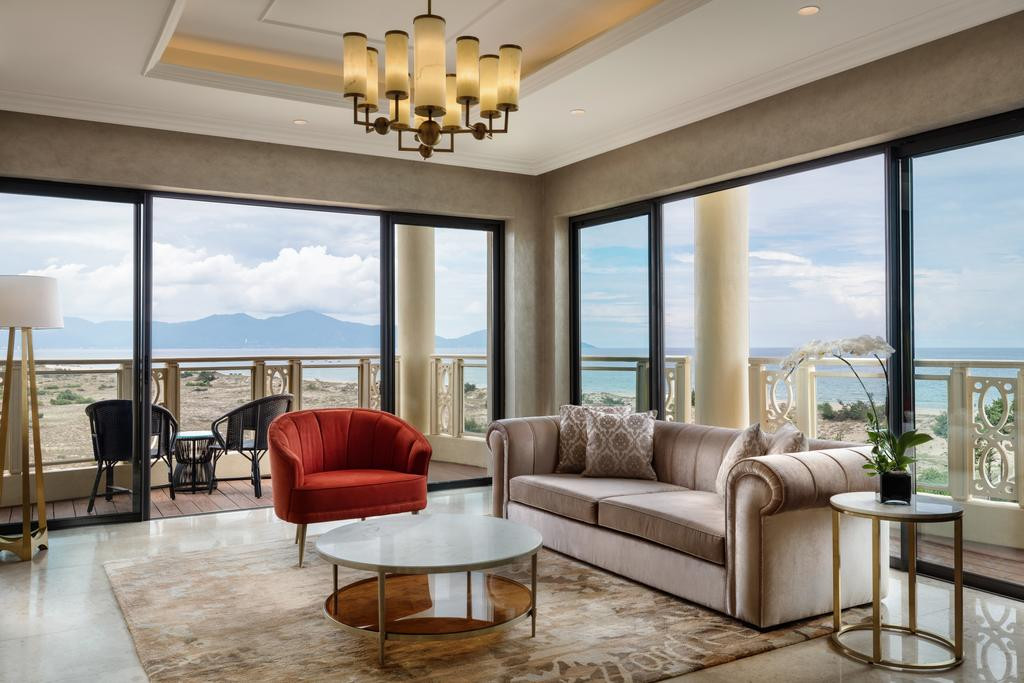 Các phòng nghỉ đều được trang bị TV thông minh, phòng tắm riêng và ban công với tầm nhìn tuyệt đẹp ra bãi biển. Ảnh: Booking