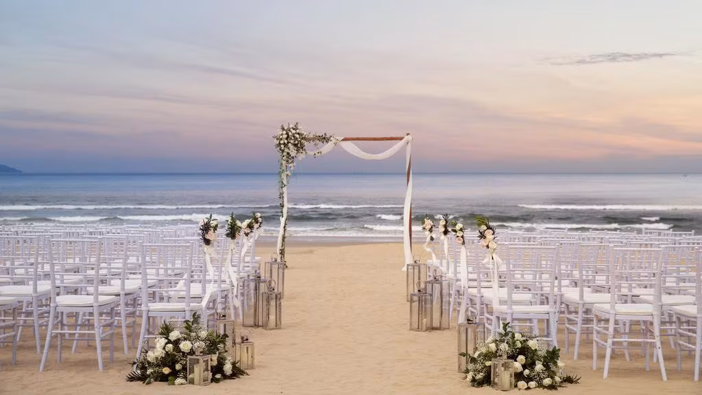 Khu vực tổ chức tiệc cưới ngoài trời tại khách sạn Sheraton Grand Danang. Ảnh: Booking.