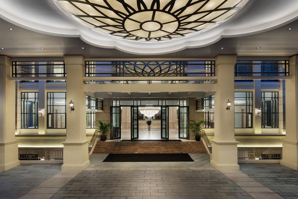 Khu thứ 2 gồm 128 phòng nghỉ và phòng suite, với phòng tổng thống đẳng cấp có lối đi VIP, thang máy riêng và bãi đáp/cất cánh máy bay trực thăng. Ảnh: Booking.