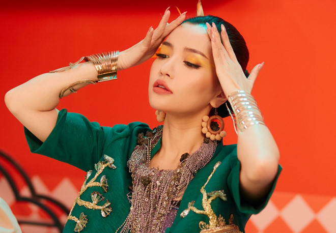 Nữ ca sĩ Bích Phương sinh ra và lớn lên tại Hạ Long - Quảng Ninh. Cô vào Thành phố Hồ Chí Minh lập nghiệp từ những năm 2011. Còn bố mẹ Bích Phương vẫn sống tại Quảng Ninh. Ảnh: Bestie.