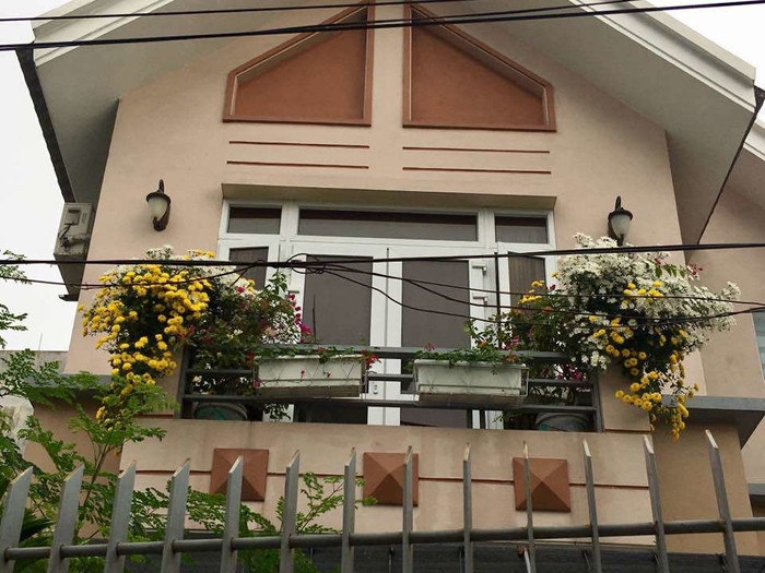 Ngôi nhà gắn bó suốt nhiều năm với Bích Phương được nhiều người ví như là "Vương quốc hoa thu nhỏ". Ảnh: Khám phá.