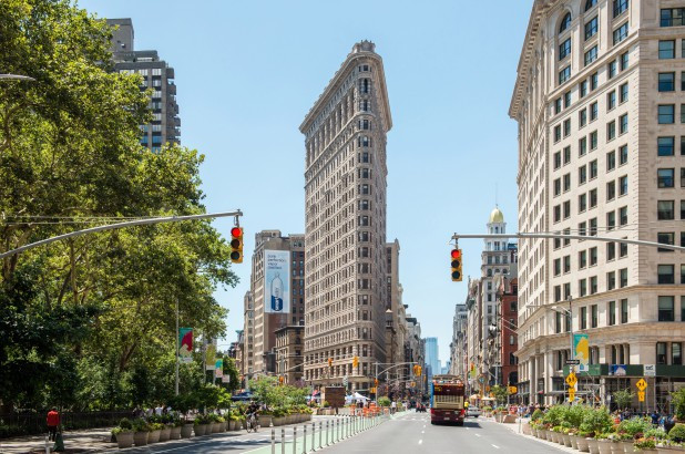 Tòa nhà Flatiron - với tên gọi ban đầu là Fuller - nằm tại Manhattan, thành phố New York (Mỹ). Được hoàn thành vào năm 1902, đây là một trong những công trình có kiến trúc độc đáo nhất nước Mỹ vào thời điểm đó. Flatiron thường xuyên xuất hiện trong các đoạn phim quảng cáo và phim tài liệu. Ảnh: Getty.