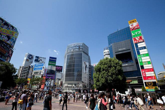 Với mật độ dân số lên đến khoảng 13.500 người/km2, không có gì lạ khi rải rác khắp quận Shibuya ở thủ đô Tokyo (Nhật Bản) là những tòa nhà cao tầng rất mỏng. Ảnh: Reuters.