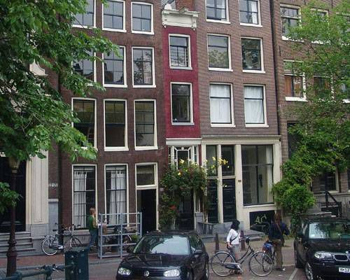 Ngôi nhà ở khu phố Singel 166 này được xem là nhà hẹp nhất thủ đô Amsterdam, Hà Lan. Ảnh: MNN.