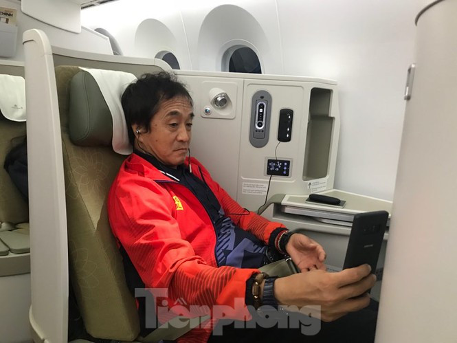 Trong khi đó, trợ lý Lee Young-jin ngồi cùng khoang đang "nghịch" điện thoại.