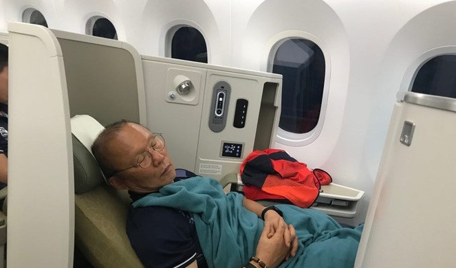 15h40 hôm nay, các thành viên của U22 Việt Nam, đội tuyển bóng đá nữ và một số đội tuyển thể thao khác đã lên máy bay về nước, kết thúc một kỳ SEA Games thành công. Ngay khi vừa ổn định vị trí trên máy bay từ Philippines về Việt Nam, HLV Park Hang Seo đắp chăn, ngủ ngay.