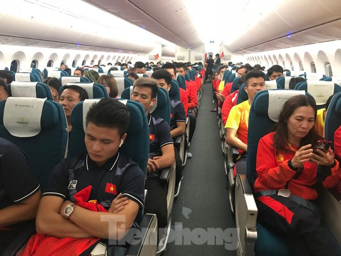 Đội trường Quang Hải cũng ngủ "khẩn trương"