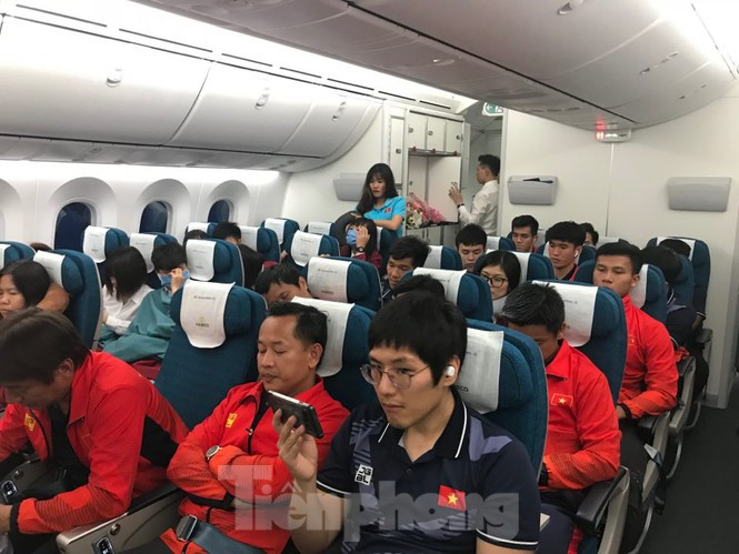 Trên chuyên cơ còn rất nhiều thành viên khác của đội.