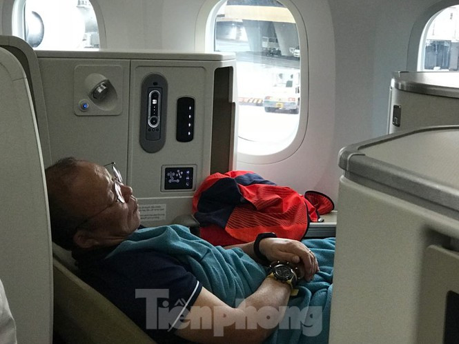 Đêm trước, HLV Park Hang Seo và các học trở về khách sạn rất muộn sau trận chung kết môn bóng đá nam SEA Games 30. Họ đã trải qua một đêm thật hạnh phúc với tấm HCV lịch sử của bóng đá Việt.