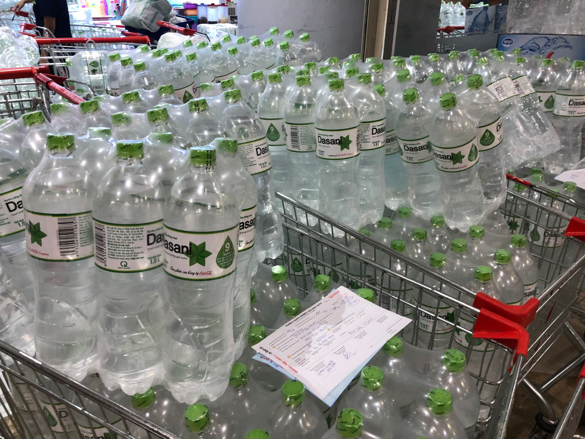 Thông báo này càng khiến người dân đổ xô đi mua nước tích trữ.