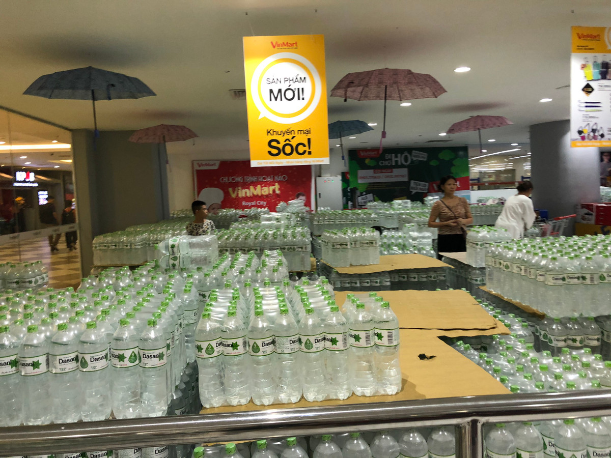 Nhằm chia sẻ khó khăn với người dân Hà Nội, siêu thị còn tung ra sản phảm mới và khuyến mãi cho khách hàng.