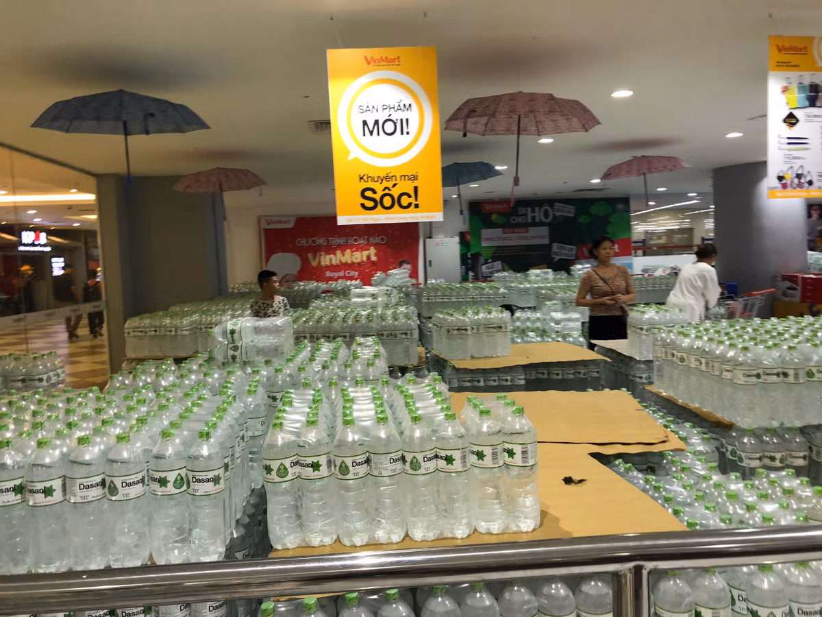 Nhằm chia sẻ khó khăn với người dân Hà Nội, siêu thị còn tung ra sản phảm mới và khuyến mãi cho khách hàng.