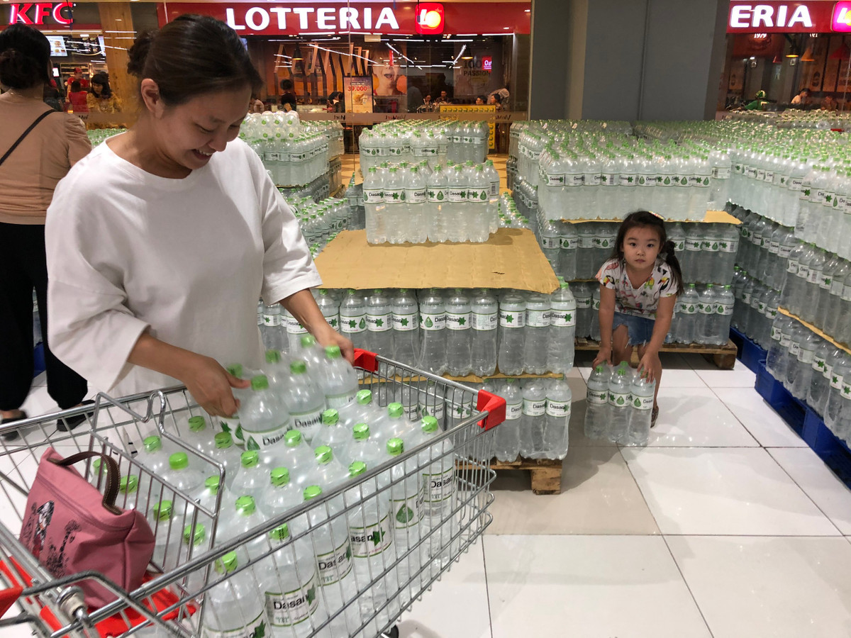 Trẻ em cũng theo mẹ đi mua nước sạch để tích trữ.