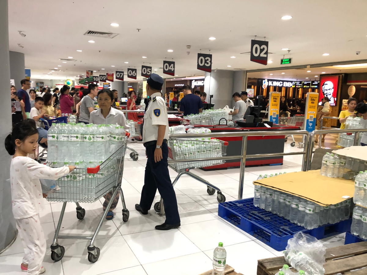 Ngày 16/10, Công ty cổ phần Viwaco (đơn vị tiếp nhận nước sạch sông Đà để cấp cho khu vực phía Tây Nam Hà Nội) thông báo "ngừng cấp nước để súc xả tuyến ống truyền tải nước sạch từ nhà máy nước sông Đà".