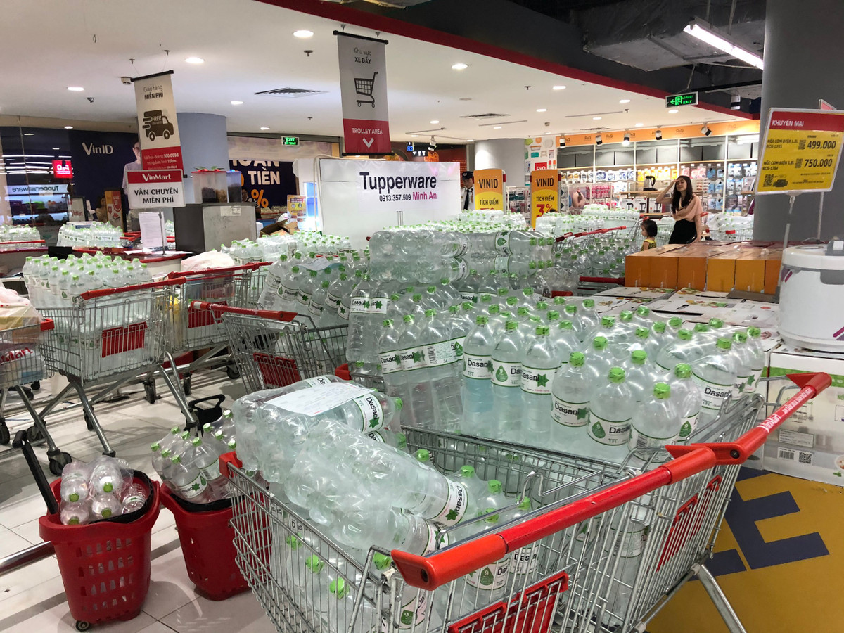 Hóa đơn nước đóng chai của nhiều gia đình lên tới cả triệu đồng.