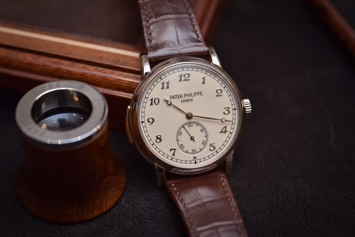 Độ chính xác cao, bộ máy bền bỉ; nguyên liệu quý hiếm từ vàng hồng, đá quý; phiên bản giới hạn; cơ chế phức tạp là những lý do khiến đồng hồ Thụy Sĩ Patek Philippe trở thành biểu tượng của giới thượng lưu.