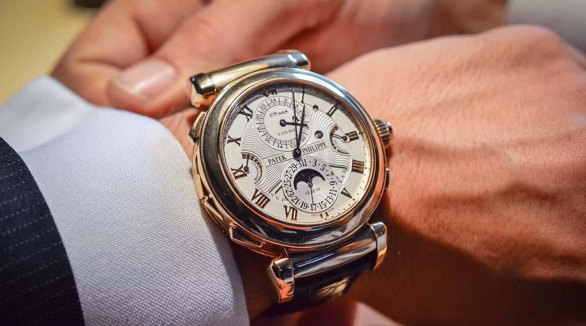 Ra đời từ năm 1839, ngay từ những ngày đầu tiên, Patek Philippe đã phục vụ cho tầng lớp quý tộc, những người giàu có. Chính sách bán hàng đó được giữ vững cho đến tận bây giờ.