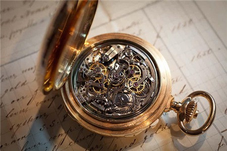 Patek Philippe là một trong các hãng đồng hồ hiện đại hiếm hoi còn sử dụng kỹ thuật truyền thống, chủ yếu chếc tác thủ công bởi những người thợ giỏi nghề bậc nhất.