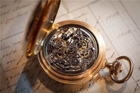 Patek Philippe là một trong các hãng đồng hồ hiện đại hiếm hoi còn sử dụng kỹ thuật truyền thống, chủ yếu chếc tác thủ công bởi những người thợ giỏi nghề bậc nhất.