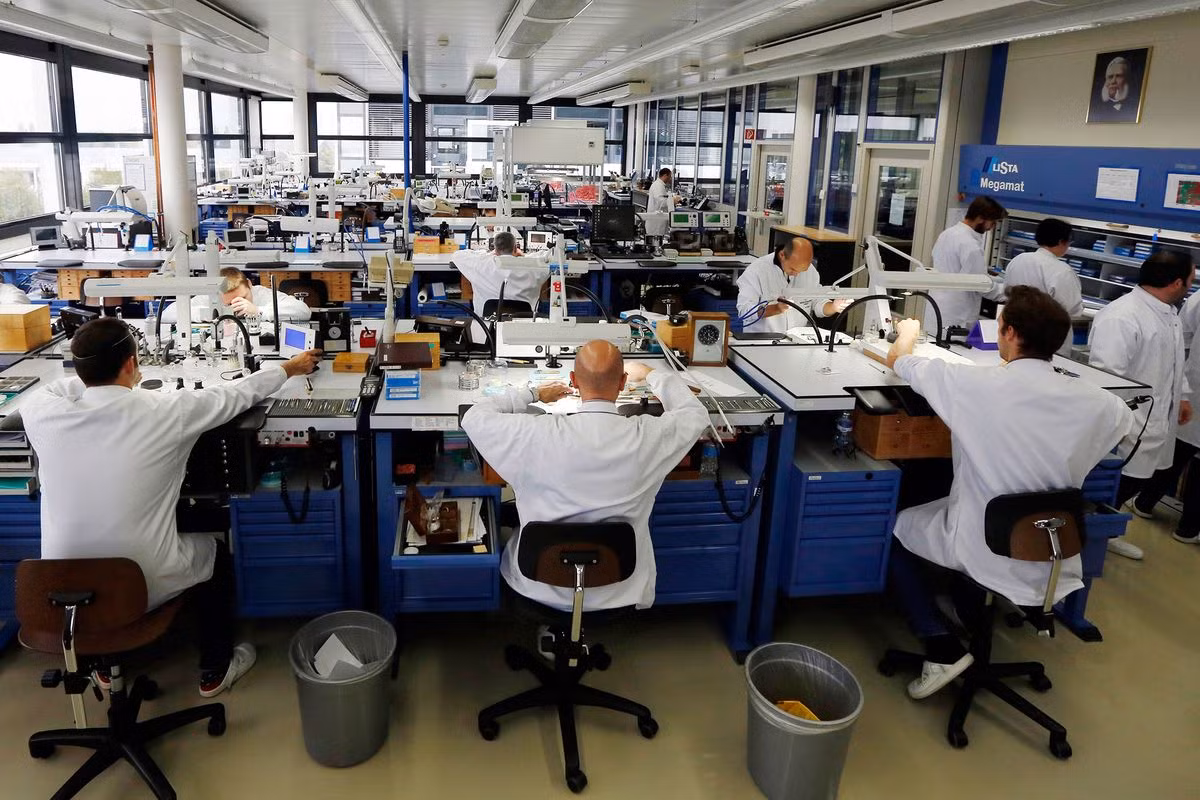 Các quy trình chế tác này diễn ra tại công xưởng của Patek Philippe, nơi mỗi nghệ nhân làm việc trên mỗi chiếc đồng hồ riêng biệt.