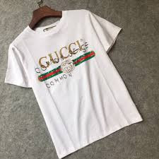 Ngoài ra, khách cũng có thể phân biệt qua chất liệu của sản phẩm. Quần áo của các hãng thời trang danh tiếng luôn được may bằng chất liệu cao cấp, bề mặt mịn, vải ít nhão. Trong khi đó, hàng fake thường được làm bằng chất liệu rẻ tiền, chất vải thường không mịn và thô. Ảnh: The Diamond Closet.