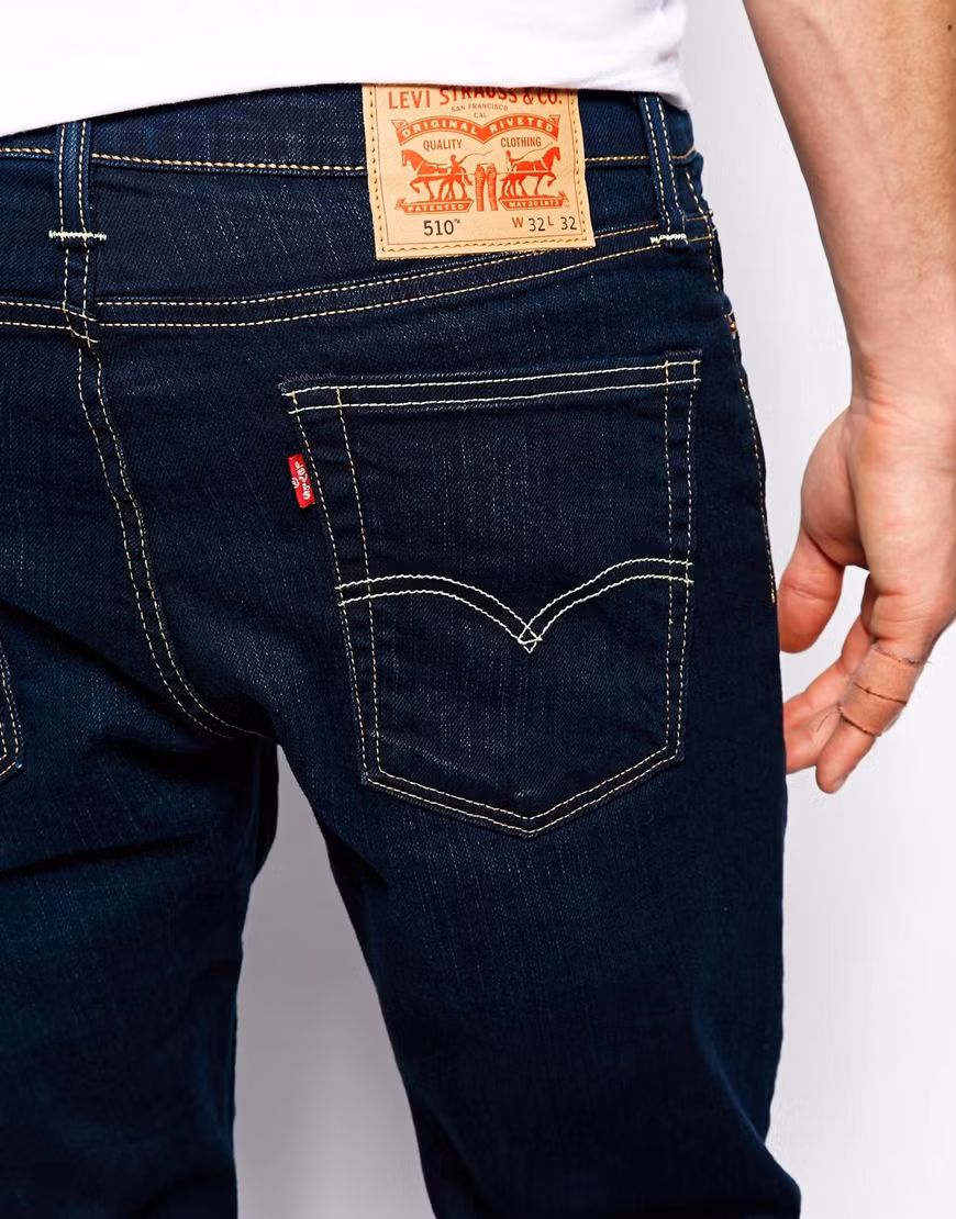 Quần jean giả thường được may bằng vải kém chất lượng, dùng móng tay cào lên quần thấy quần dễ xù, chiều dài quần ngắn hơn quần thật. Ảnh: Dohieu.