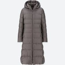 Với áo lông vũ Uniqlo, khi sờ tay vào sẽ có cảm giác mềm, mát, độ phồng đều, tự nhiên áo nắm chặt bàn tay dễ dàng thu gọn lại và nhanh chóng trở lại trạng thái ban đầu khi thả ra. Ảnh: Uniqlo.