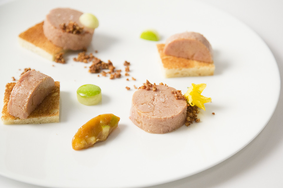 Gan ngỗng béo được xem là một trong những món ăn đắt đỏ nhất thế giới bởi hương vị vô cùng thơm ngon, béo ngậy, mềm mịn như lụa.