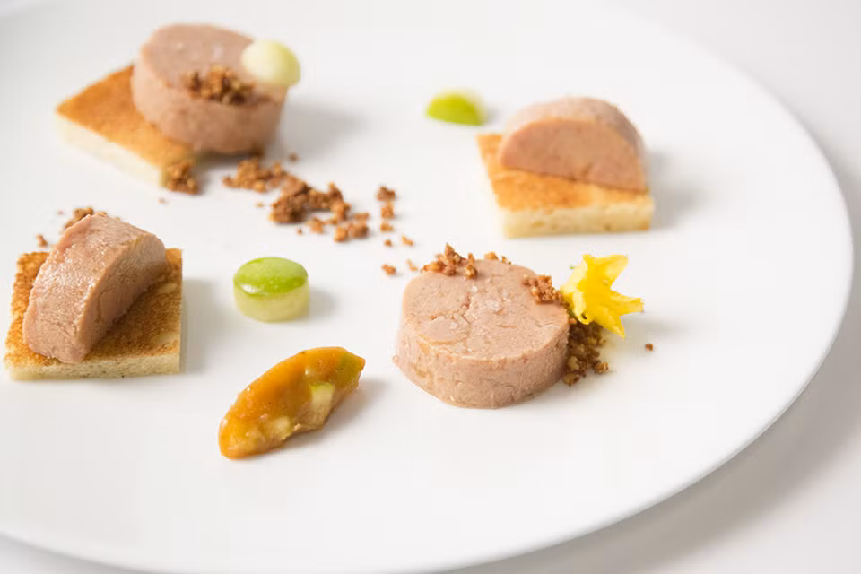 Gan ngỗng béo được xem là một trong những món ăn đắt đỏ nhất thế giới bởi hương vị vô cùng thơm ngon, béo ngậy, mềm mịn như lụa.