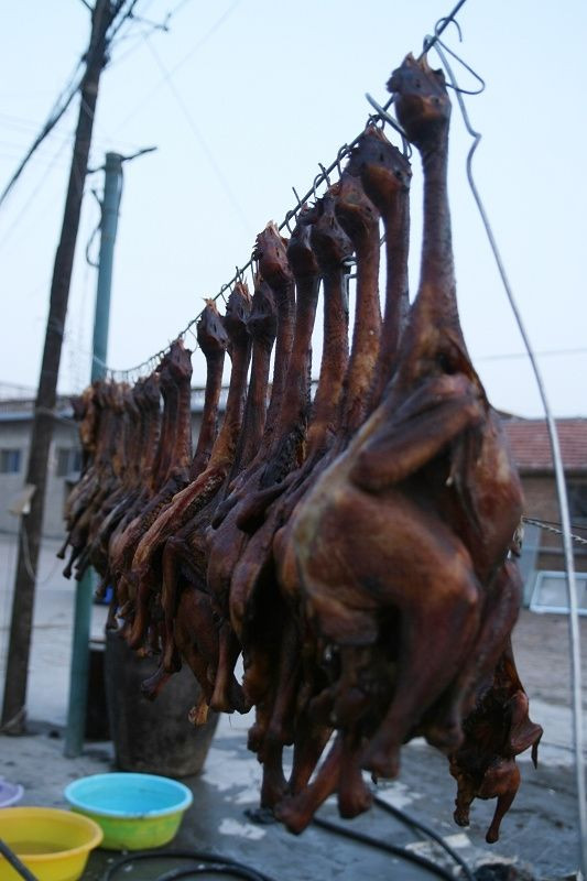 Tiếp đến, người đầu bếp sẽ vặt lông và khéo léo khâu con gà lại và treo chúng lên giàn phơi. Đáng nói, mọi công đoạn chế biến đều phải thực nhanh chóng để đảm bảo con gà vẫn còn sống khi được treo lên giá. Nguồn ảnh: Getty Image, Printest.