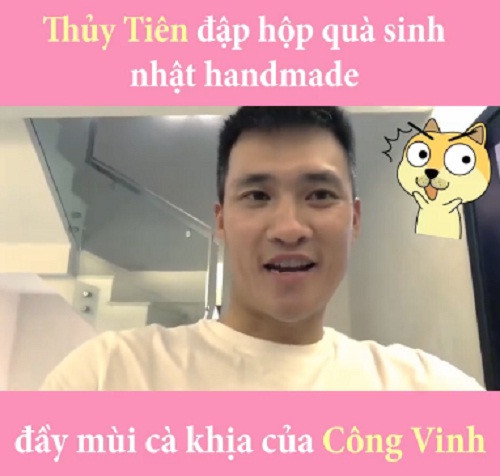 Mới đây, Công Vinh khiến nhiều người bật cười khi chia sẻ đoạn clip có tựa đề: “Thủy Tiên đập hộp quà sinh nhật handmade đầy mùi cà khịa của Công Vinh”. Ảnh chụp màn hình.