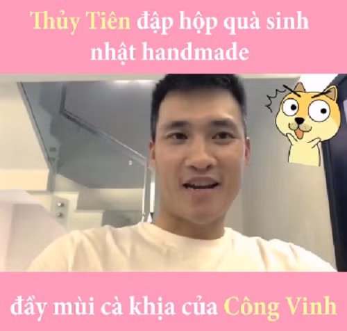 Mới đây, Công Vinh khiến nhiều người bật cười khi chia sẻ đoạn clip có tựa đề: “Thủy Tiên đập hộp quà sinh nhật handmade đầy mùi cà khịa của Công Vinh”. Ảnh chụp màn hình.