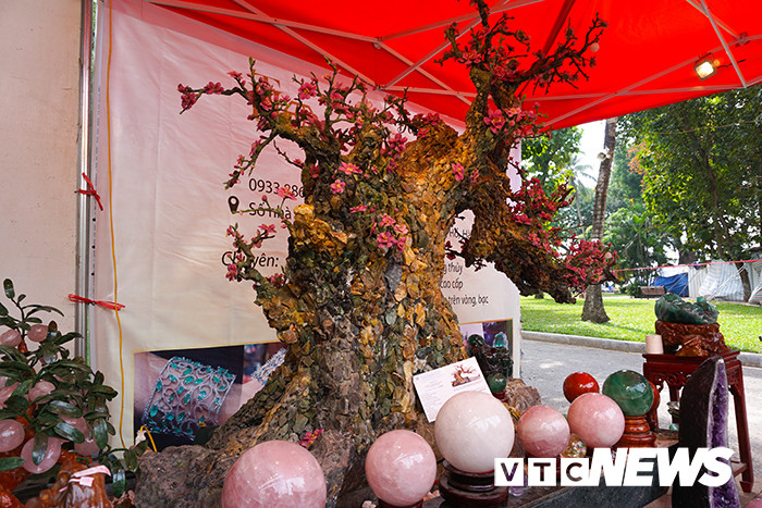 Cây đào được làm từ nhiều loại đá quý như: Ruby, mã não, ngọc Đông Linh, thạch anh, thiên thạch thiên nhiên... tất cả các công đoạn đều được làm hoàn toàn thủ công. Ảnh: VTC.