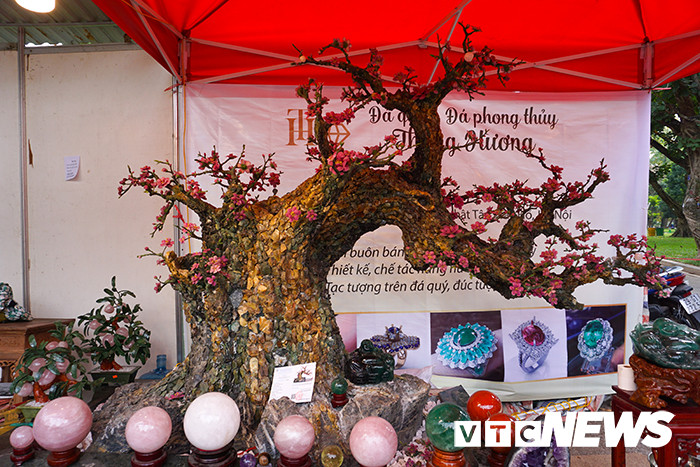 Với ý tưởng sẽ làm một sản phẩm thật độc đáo để trưng bày dịp Tết Nguyên đán năm nay, chị Diệu Hương và anh Đoàn Quyết Thắng cùng những người bạn đã tạo ra cây hoa đào làm từ đá quý trị giá 600 triệu đồng. Ảnh: VTC.