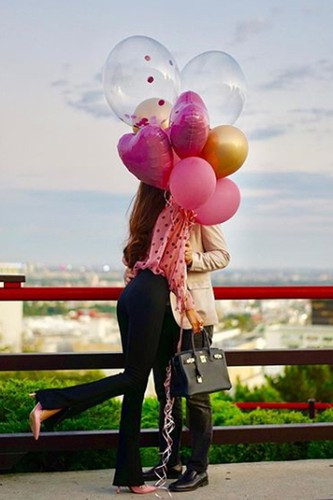 Bên cạnh đó, đông đảo khán giả cũng tò mò về danh tính thực sự bạn trai đại gia của Phạm Hương. Thời điểm đó, hoa hậu vướng tin đồn hẹn hò vị đại gia Việt kiều đã ly hôn và có 2 con riêng.