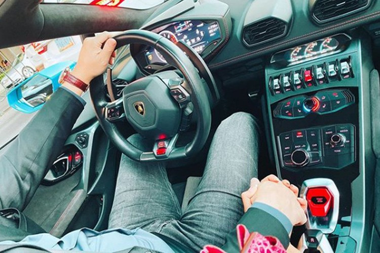 Theo một số nguồn tin, bạn trai tin đồn của Phạm Hương là CEO một công ty sáng lập, điều hành trên nhiều lĩnh vực xuất - nhập khẩu hàng hóa và xe hơi từ Mỹ sang châu Á.