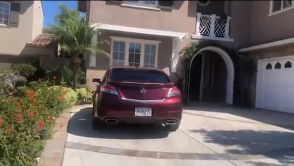 Bên ngoài căn biệt thự có bãi đỗ xe rộng rãi. Ảnh: Dân Việt.